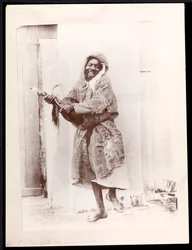 Tanzender Musiker, ca. 1900 (Silbergelatineabzug)